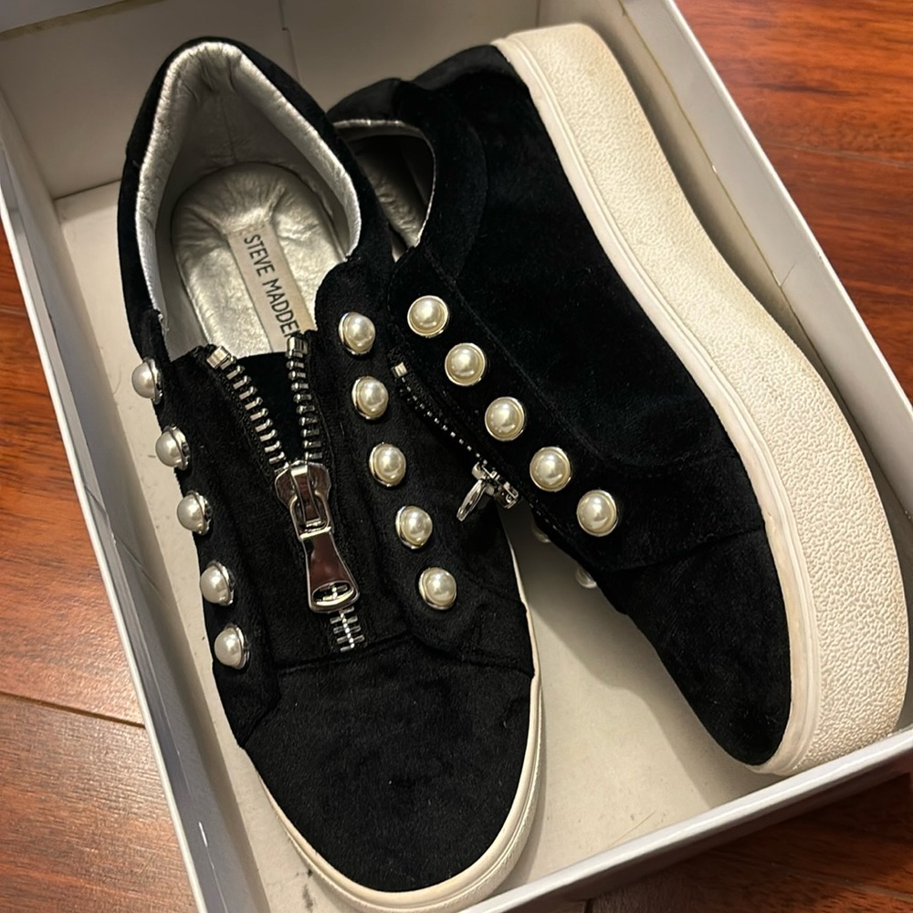 Black sneaker shoe with pearl detail. Steve Madden